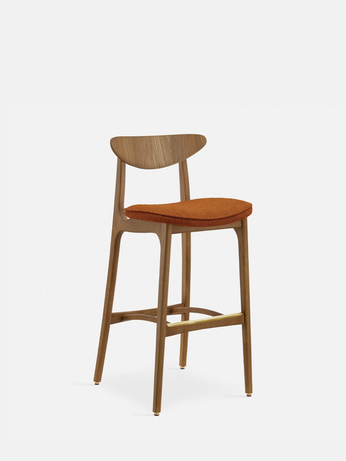 De 200-190 Barkruk M/75 Mix Boucle Sierra heeft een modern donkerhouten ontwerp met een oranje beklede zitting, een gebogen lage rugleuning, slanke poten en een horizontale voetsteun, tegen een effen witte achtergrond.