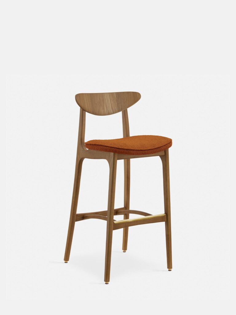 De 200-190 Barkruk M/75 Mix Boucle Sierra heeft een modern donkerhouten ontwerp met een oranje beklede zitting, een gebogen lage rugleuning, slanke poten en een horizontale voetsteun, tegen een effen witte achtergrond.