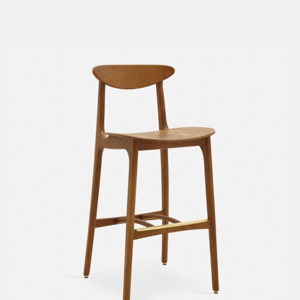 De 200-190 barkruk M/75 Timber ND in donker hout heeft een gebogen rugleuning, slanke poten en een gladde zitting tegen een effen witte achtergrond.