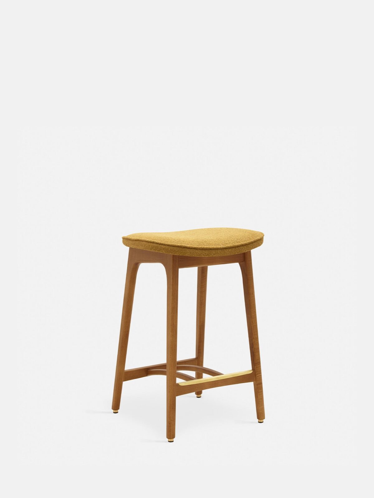 De 200-190 Barkruk Basic S/65 heeft een gebogen zitting met mosterdkleurige bouclékussentjes en vier donkerhouten, licht taps toelopende poten met horizontale steunen, tegen een effen witte achtergrond.