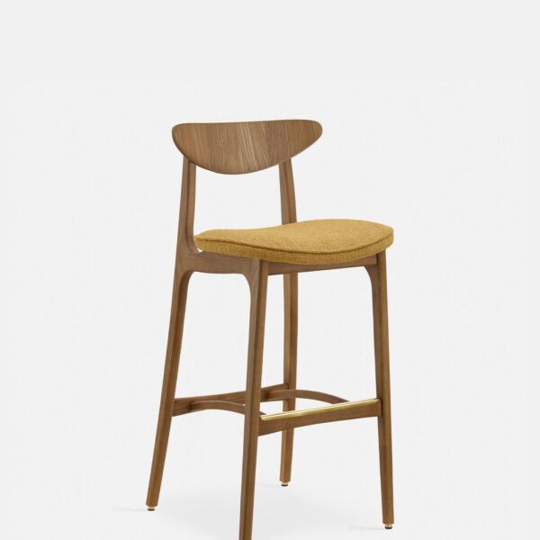 De 200-190 Barkruk M/75 Mix heeft een gebogen rugleuning, een frame van donker hout en een met mosterdkleurig bouclé beklede zitting tegen een effen witte achtergrond.