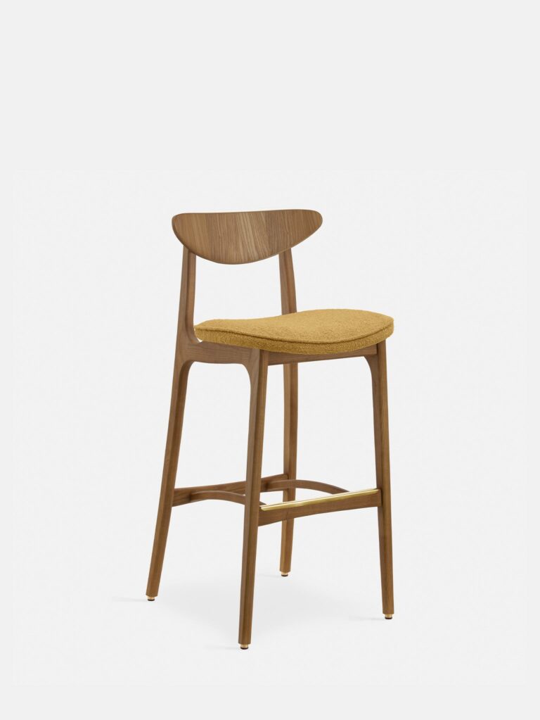 De 200-190 Barkruk M/75 Mix heeft een gebogen rugleuning, een frame van donker hout en een met mosterdkleurig bouclé beklede zitting tegen een effen witte achtergrond.