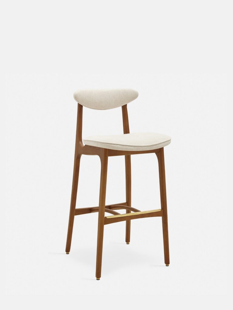 De 200-190 Barkruk M/75 heeft een modern, gebogen frame van donker hout met een marmeren wit gestoffeerde zitting en rugleuning en licht gebogen poten, tegen een effen witte achtergrond.