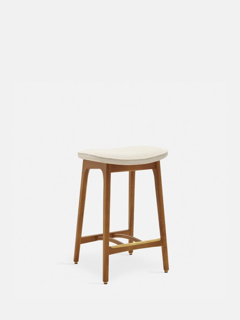 De 200-190 Barkruk Basic S/65 heeft een zitting van bouclecrème met een lichte ronding en donkerhouten schuine poten, verbonden door horizontale steunen, tegen een effen witte achtergrond.