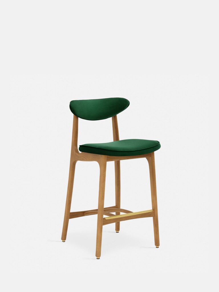 De 200-190 Barkruk M/75 heeft een frame van natuurlijk hout met een gebogen rugleuning en zitting, beide bekleed met flessengroen fluweel tegen een effen witte achtergrond.