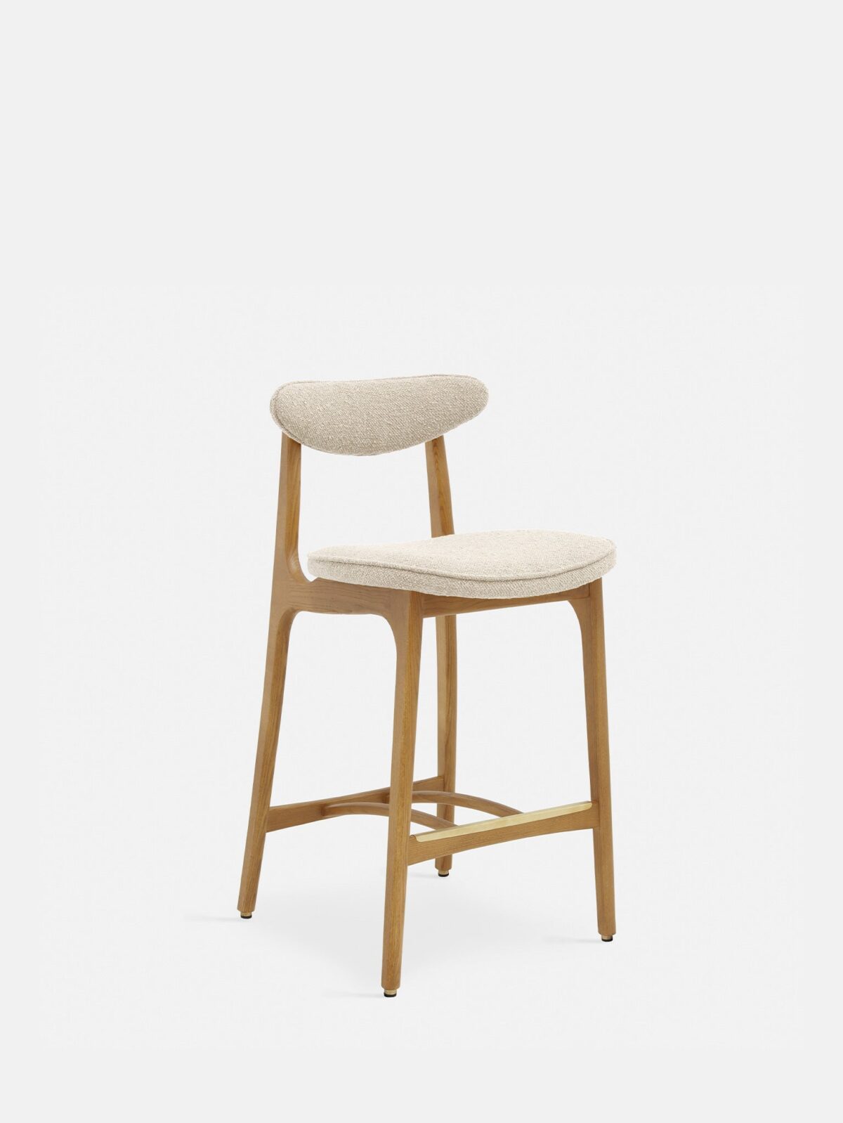 De 200-190 Barkruk S/65 heeft natuurlijk hout en een met bouclecrème beklede zitting met een gebogen rugleuning, gladde afgeronde hoeken en een minimalistisch ontwerp, afgebeeld tegen een effen witte achtergrond.