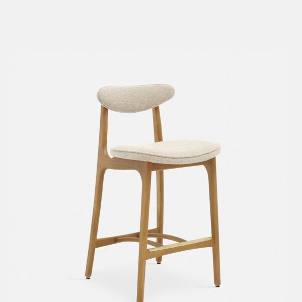 De 200-190 Barkruk S/65 heeft natuurlijk hout en een met bouclecrème beklede zitting met een gebogen rugleuning, gladde afgeronde hoeken en een minimalistisch ontwerp, afgebeeld tegen een effen witte achtergrond.