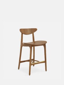 De 200-190 Barkruk S/65 Timber ND in donker hout heeft een gebogen rugleuning, schuine poten en een minimalistisch ontwerp tegen een effen witte achtergrond.