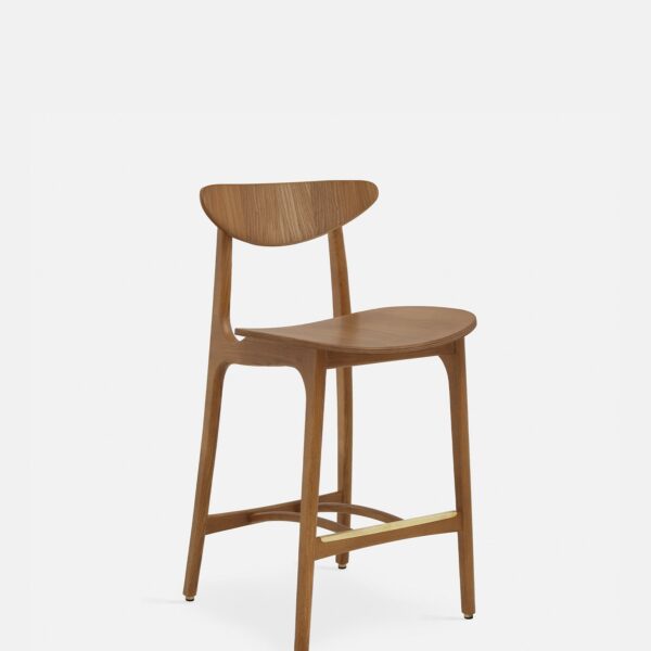 De 200-190 Barkruk S/65 Timber ND in donker hout heeft een gebogen rugleuning, schuine poten en een minimalistisch ontwerp tegen een effen witte achtergrond.