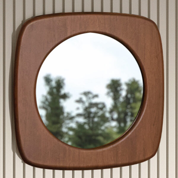 De SENTO SPIEGEL90 EL21, een ronde spiegel met een dikke vierkante houten lijst, is gemonteerd op een verticaal gestreepte beige muur en weerspiegelt bomen en een bewolkte lucht buiten.