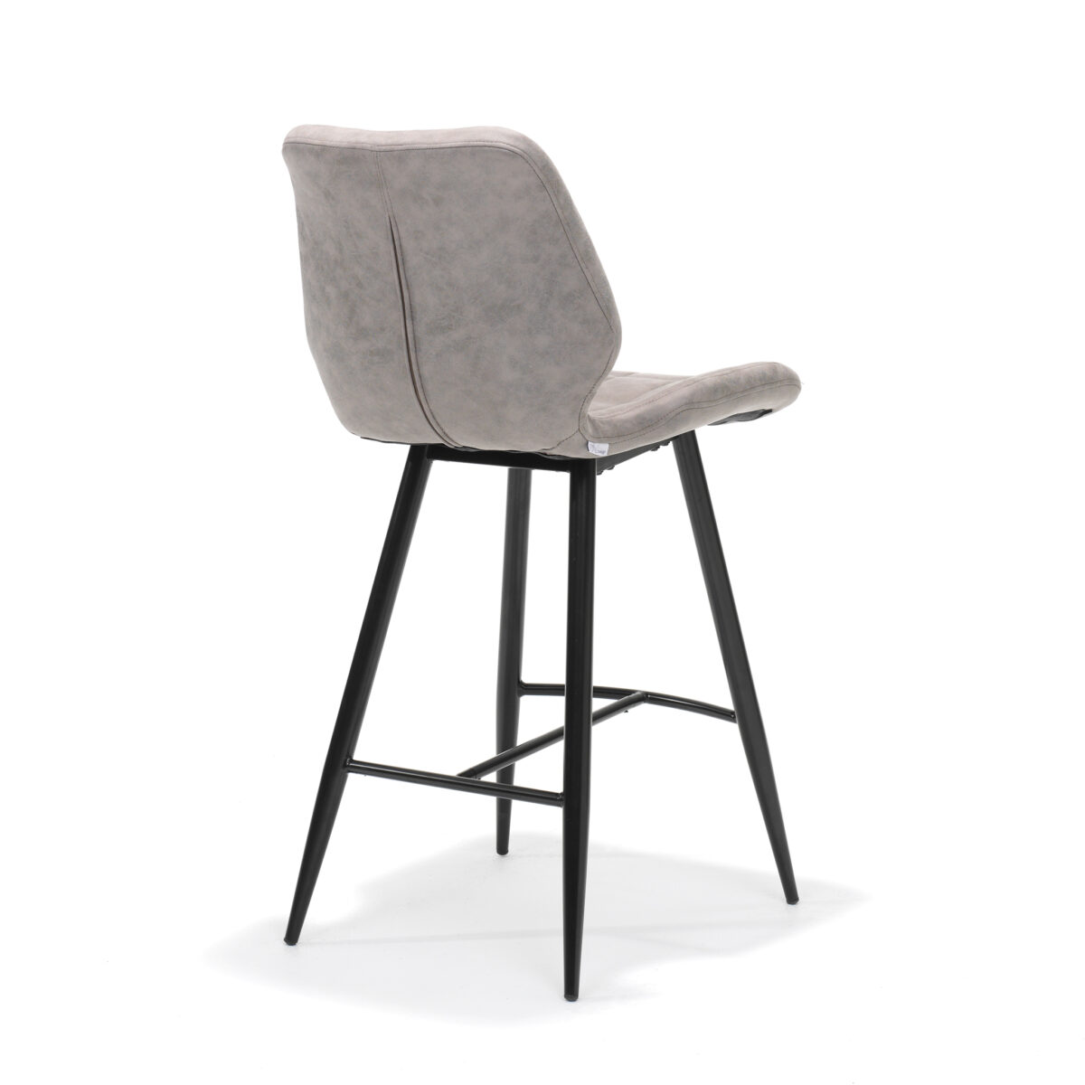 De Barkruk Borgo zwart Stof Soft Pebble is een moderne barkruk met een beklede, lichtgrijs gestoffeerde zitting en rugleuning, vier slanke zwarte metalen poten en een voetsteun aan de voorkant. Gefotografeerd tegen een witte achtergrond.