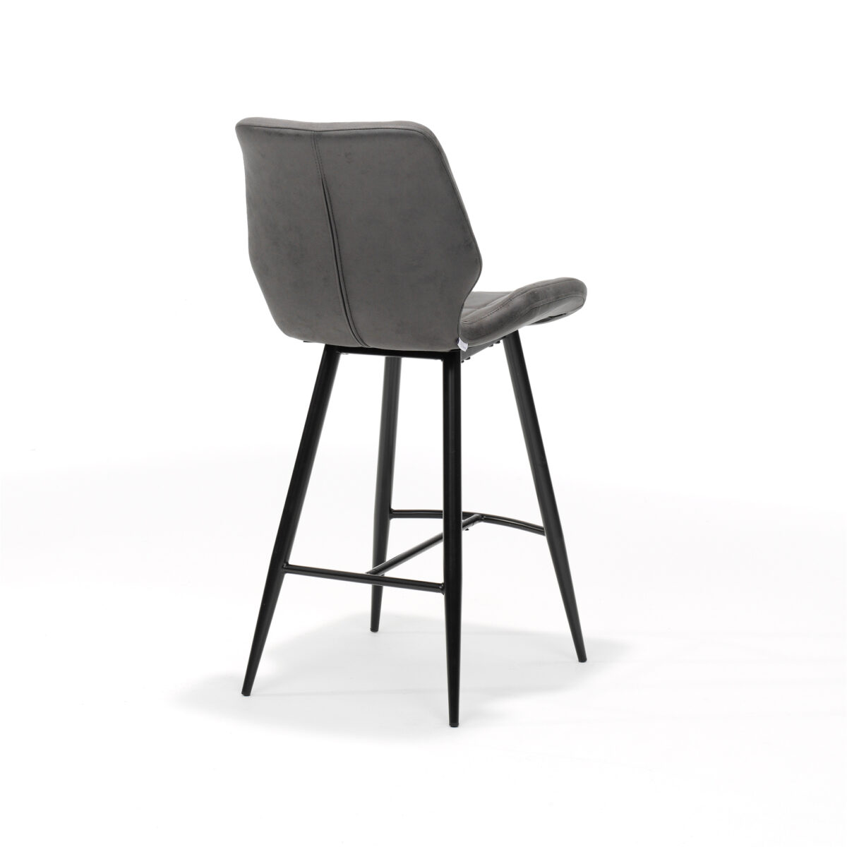 De Barkruk Borgo zwart Stof Soft Antraciet is een moderne barkruk met een zacht antracietgrijze beklede zitting en rugleuning, ondersteund door slanke zwart metalen poten met een voetensteun, afgebeeld tegen een witte achtergrond.