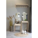 Een moderne, minimalistische ruimte met twee Palermo spiegels (40x60 cm) boven houten krukjes, een mand met gedroogd gras, kaarsen op een geweven tapijt en een wandplank met haken. Lichtgrijze muren en houten vloeren maken de look compleet.