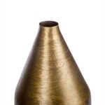 Een close-up van het bovenste deel van de Vaas Bronskleurig 49, een metalen kegelvormige vaas met een smalle opening en geborstelde, gehamerd gouden afwerking, tegen een witte achtergrond.