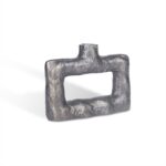 De Vaas Rechthoekig Zilver is een moderne, metaalgrijze vaas met een ruwe textuur, een rechthoekig open midden en een kleine cilindervormige opening bovenaan, afgebeeld tegen een effen witte achtergrond.