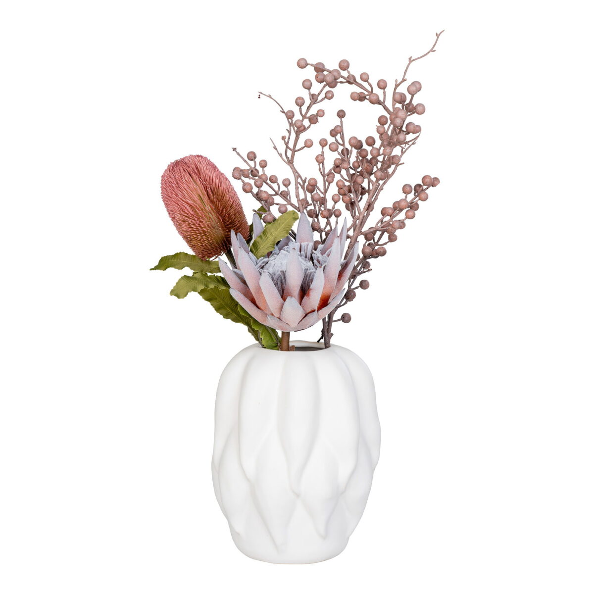 Een beige vaas van keramiek (19,5x19,5x26 cm) bevat kunstroze protea bloemen, roze bessen en groene bladeren, gerangschikt tegen een witte achtergrond.