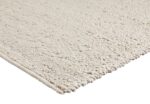 Close-up van het Bonita Ivory 111 200x300 vloerkleed, met een crèmekleurige, grof gevlochten en geluste textuur tegen een witte achtergrond.