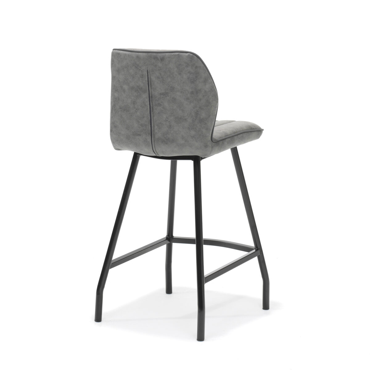 De Barkruk Gino zwart stof Soft Steel is een moderne grijs gestoffeerde barkruk met een gebogen rugleuning, zwart metalen poten en een voetensteun, getoond vanuit een hoek van achteren tegen een witte achtergrond.