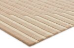Een close-up van het Fano White Beige 170x230 rechthoekige vloerkleed met een gestructureerd, verhoogd streeppatroon op een witte ondergrond.