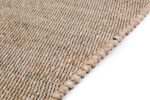 Close-up van het tapijt Bressano Beige 142 170x230, met een geweven beige en lichtbruin structuurpatroon met afgeronde hoeken op een witte achtergrond.