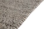Close-up van het tapijt Bressano Grey 834 200x300, met een geweven, gestructureerd lussenpatroon en een dikke, afgeronde rand, tegen een witte achtergrond.