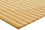 Een close-up van het Fano Wild Wonder 200x300 rechthoekige tapijt, met afwisselend verhoogde mosterdgele en platte crèmekleurige strepen voor een gestructureerde, driedimensionale look.