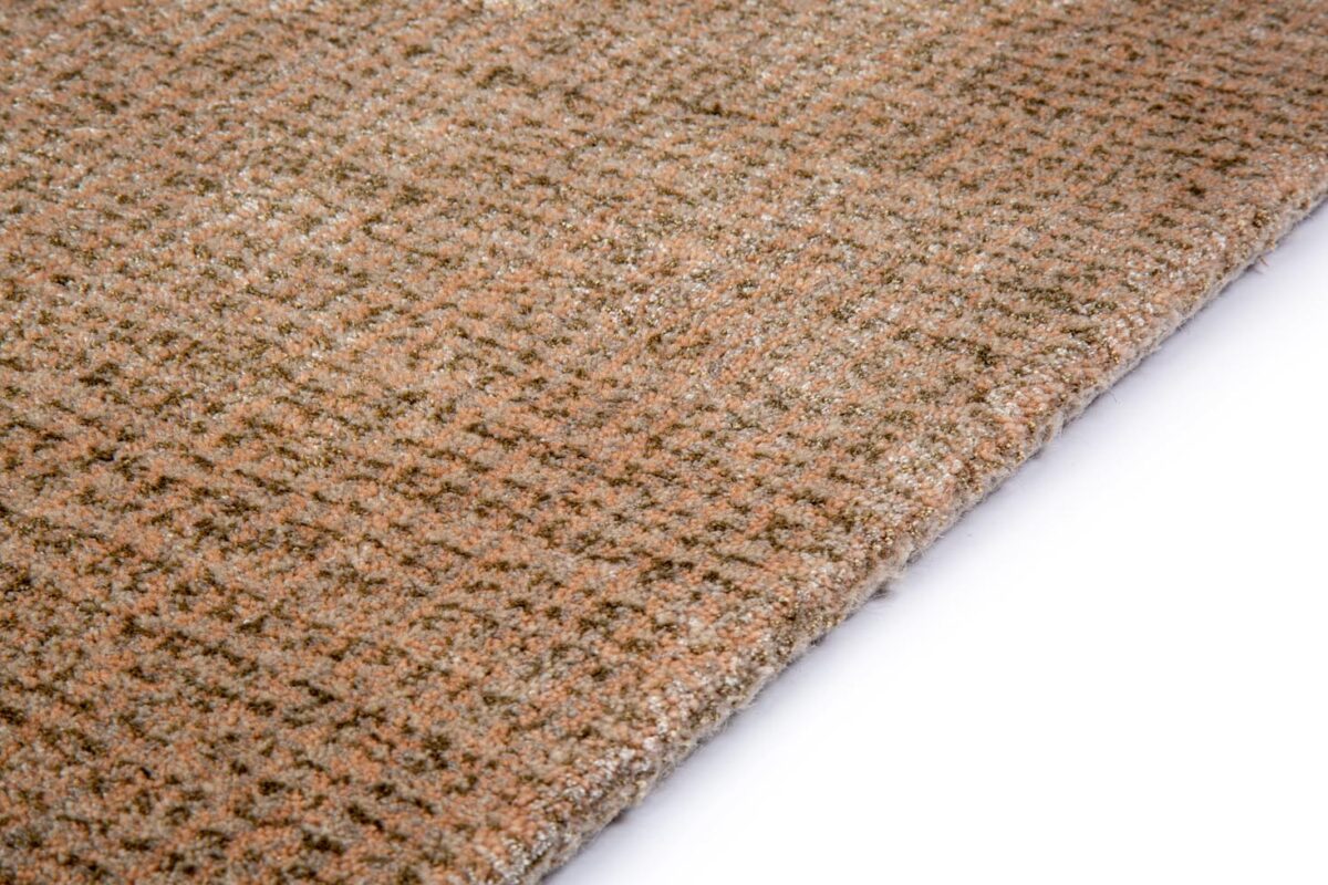 Een close-up van het Rome Beige 02 200x300 tapijt met een beige en bruin geruit patroon, schuin gefotografeerd tegen een witte achtergrond.