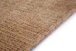 Een close-up van het Rome Beige 02 200x300 tapijt met een beige en bruin geruit patroon, schuin gefotografeerd tegen een witte achtergrond.
