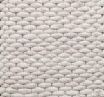 Close-up van het Genua Cloud White 815 170x230 tapijt, met dikke, grove garens geweven in een gestructureerde off-white stof met een strak, gelijkmatig patroon.