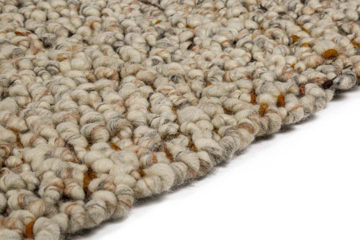 Close-up van het Modena Cloud White 115 200x300 tapijt, met de nadruk op de dikke, stevige lussen van crèmekleurige, grijze en bruine garens en het geweven oppervlak op een witte achtergrond.