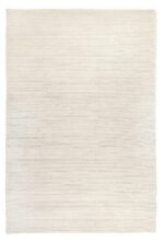 Het Valentino Ivory 111 200x300 is een rechthoekig, gebroken wit vloerkleed met een subtiel structuurpatroon, een minimalistisch ontwerp en licht oneffen randen voor een handgemaakte look.