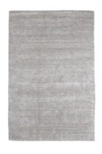 De New Berbero Grey 834 200x300 is een rechthoekig vloerkleed in effen lichtgrijs, met een eenvoudig effen kleurenontwerp en een zacht, gestructureerd oppervlak.