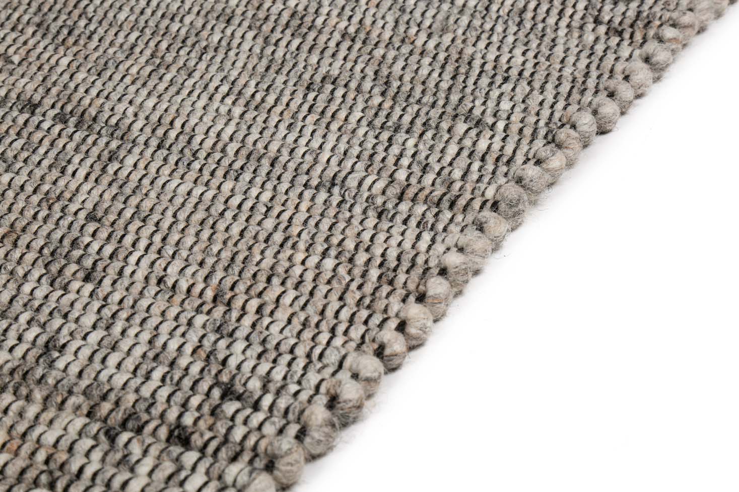 Close-up van het Bressano Grey 834 170x230 tapijt, met een geweven grijs en beige structuur met een dikke, afgeronde rand en een strak gebreid, grof patroon op een witte achtergrond.