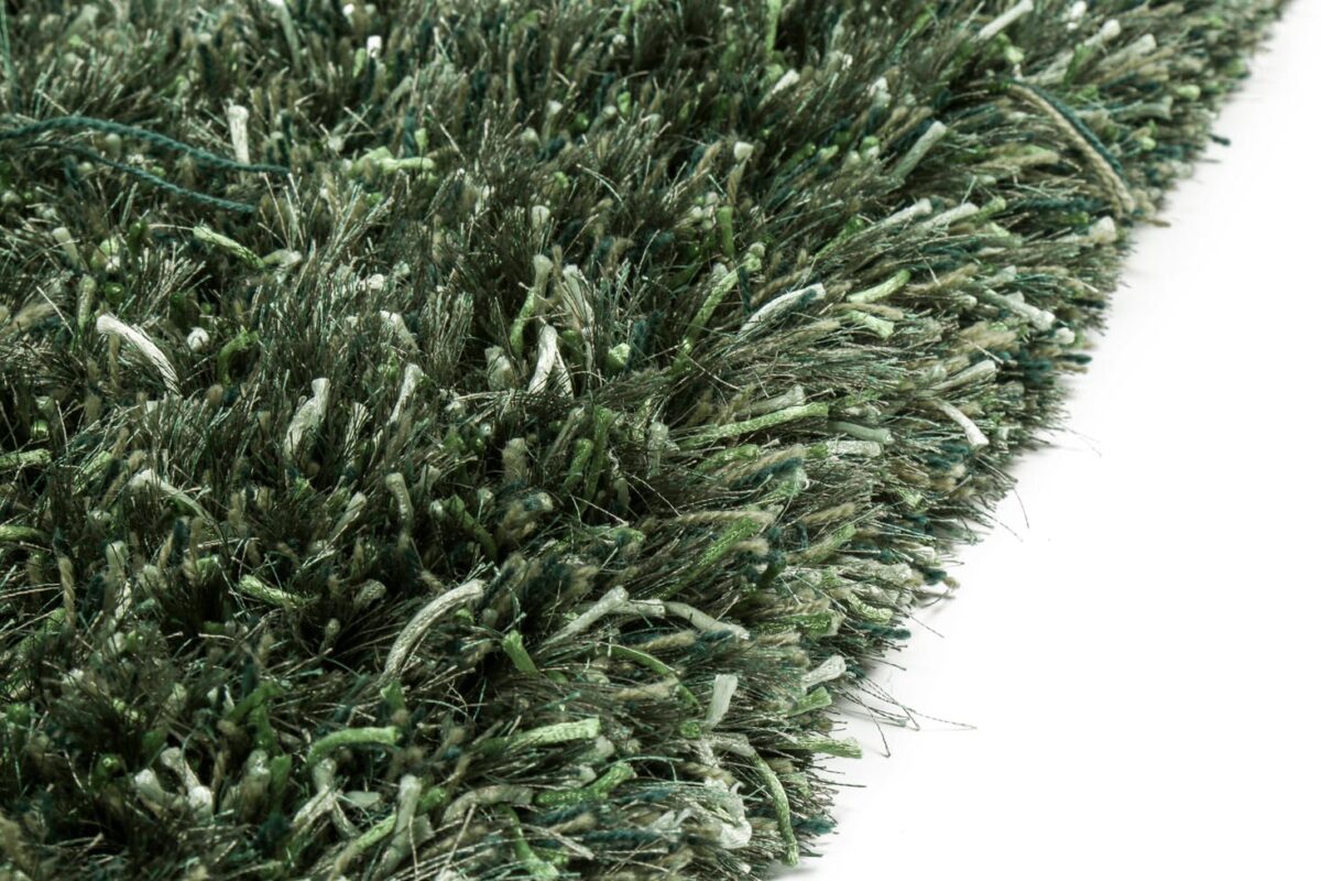 Close-up van het New Paulo Dark Green 442 vloerkleed (170x230), met dikke, lange vezels in verschillende groene en witte tinten, getoond op een wit oppervlak.