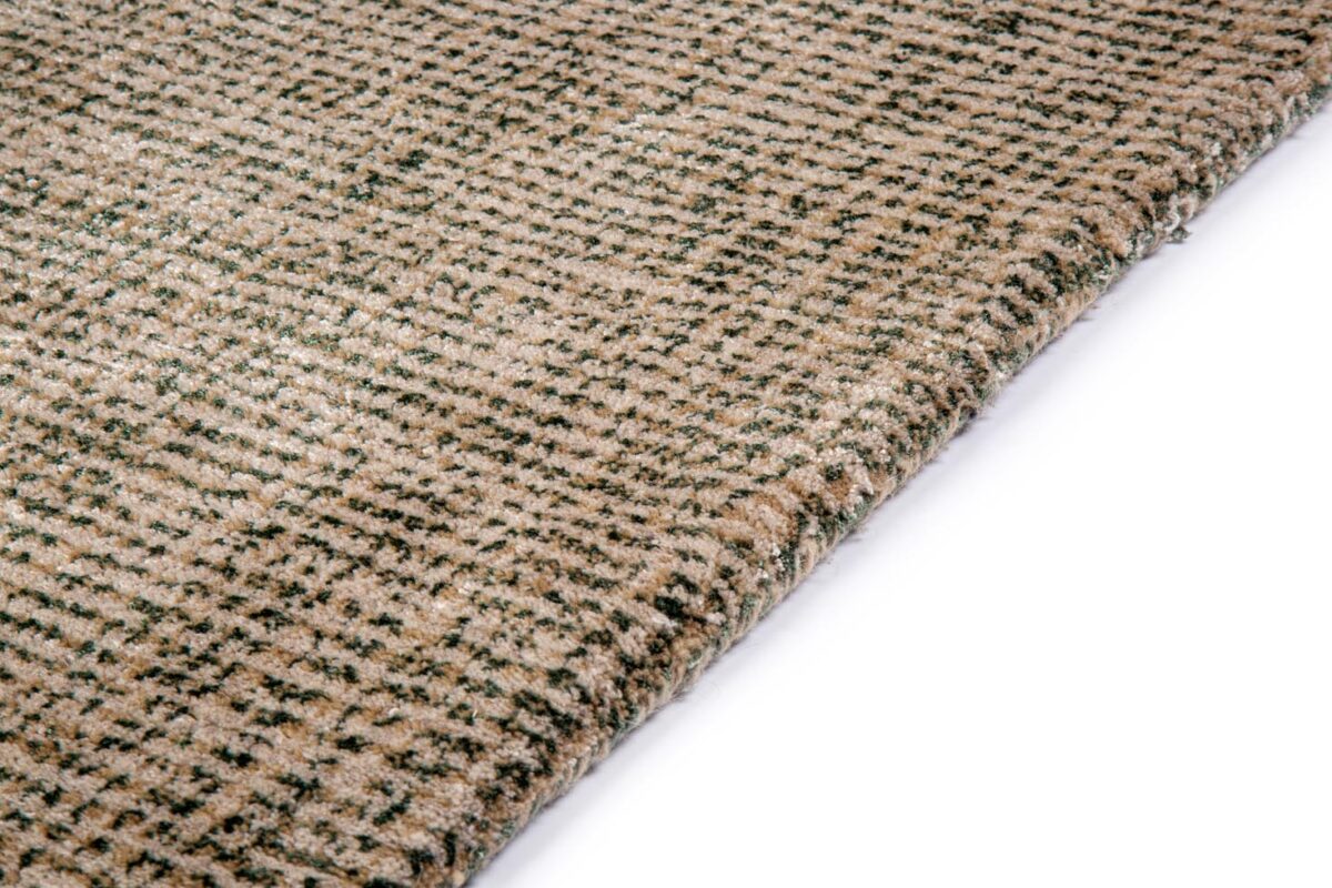 Een close-up van het Rome Green 06 200x300 rechthoekig beige tapijt met gestructureerd rasterpatroon en lichtjes verhoogd oppervlak tegen een witte achtergrond.