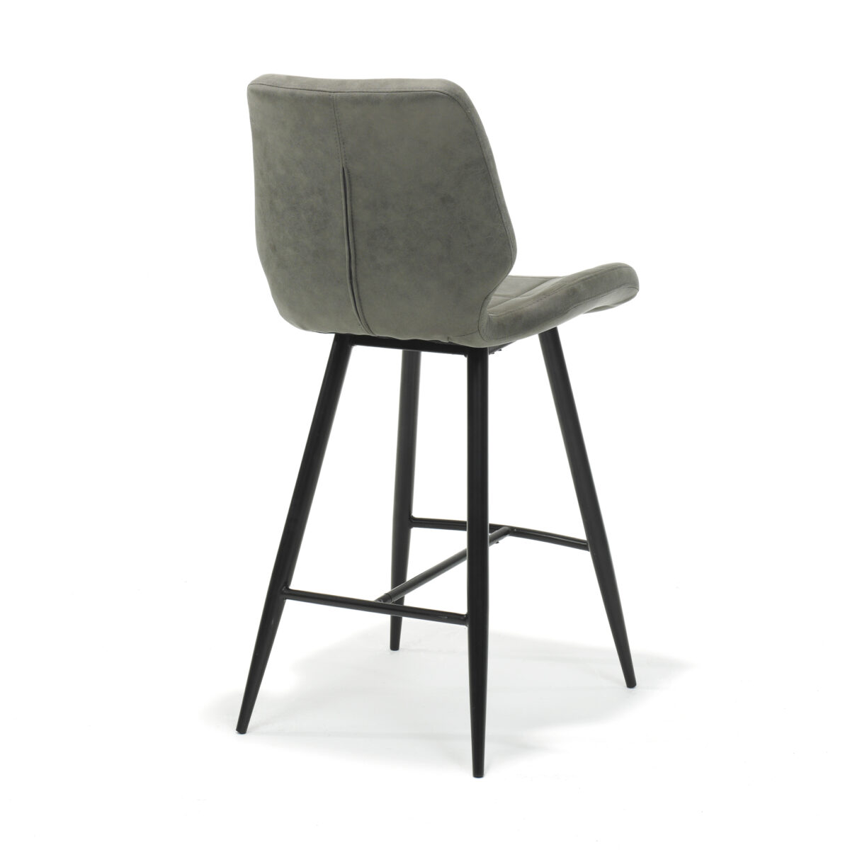 De Barkruk Borgo zwart Stof Soft Steel heeft een modern ontwerp met een grijze beklede zitting en rugleuning, zwarte taps toelopende metalen poten en een voetensteun, die schuin vanaf de rug tegen een witte achtergrond wordt weergegeven.