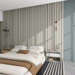 Moderne slaapkamer met een groot bed met wit en bruin beddengoed, twee witte nachtkastjes, een gestreept vloerkleed, minimalistische inrichting en Akupanel Akoestische Wandpanelen 270 x 60 cm Beige op Beige als stijlvolle accentmuur. Zonlicht en schaduwen spelen over de blauwe muur.