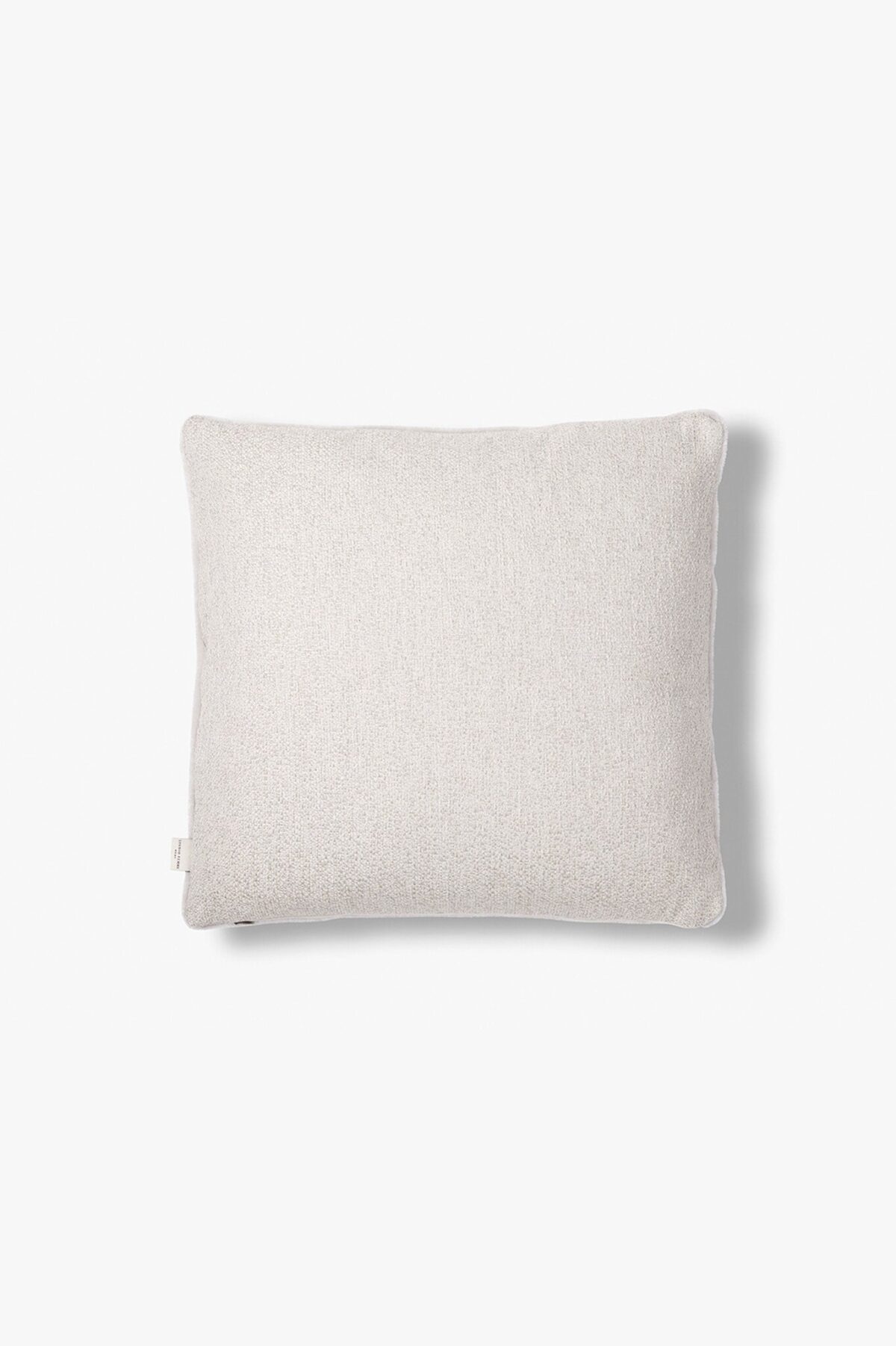 Een rechthoekig, lichtgrijs sierkussenhoes Amy van Mohair (50x50 cm) met zachte structuurstof, afgebeeld tegen een effen witte achtergrond. Een klein stoflabel is zichtbaar aan de zijkant van het kussen.