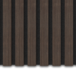 De Akupanel Eiken Donkere Walnoot 60 x 60 cm Lattenwand akoestische wandpanelen hebben gelijkmatig verdeelde verticale donkerhouten latten op een zwarte achtergrond voor een moderne minimalistische look.