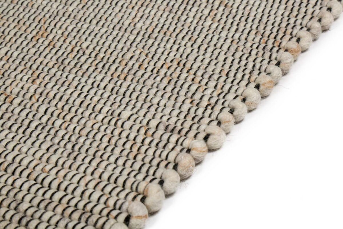 Een close-up van het Bressano Light Beige 141 200x300 tapijt toont het dikke, grove beige en grijze weefsel met afgeronde randen op een witte achtergrond.