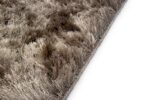 Close-up van de shaggy vezels met zachte textuur van het Arezzo ST Grey 803 200x300 tapijt op een witte achtergrond, waarbij het pluche grijze oppervlak wordt benadrukt voor extra comfort en gezelligheid.