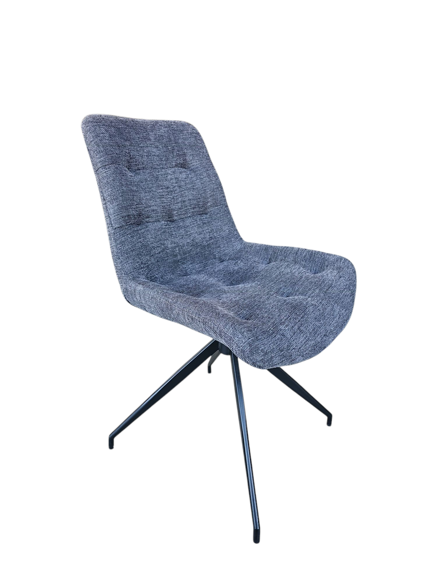 De Stoel Ella Brego Blue Grey is een moderne loungestoel met getufte kussens, een schuine rugleuning en vier zwarte metalen poten in een stervormig onderstel, afgebeeld tegen een witte achtergrond.