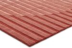 Een close-up van het Fano Lychee 250x350 tapijt, rechthoekig en gestructureerd in roze en rode tinten, met een verhoogd diagonaal lineair streeppatroon over het oppervlak.