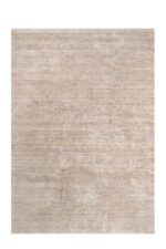 Het New Berbero Beige 101 vloerkleed (170x230) is groot, rechthoekig en beige met een subtiele structuur en geen zichtbare patronen, afgebeeld op een witte ondergrond.