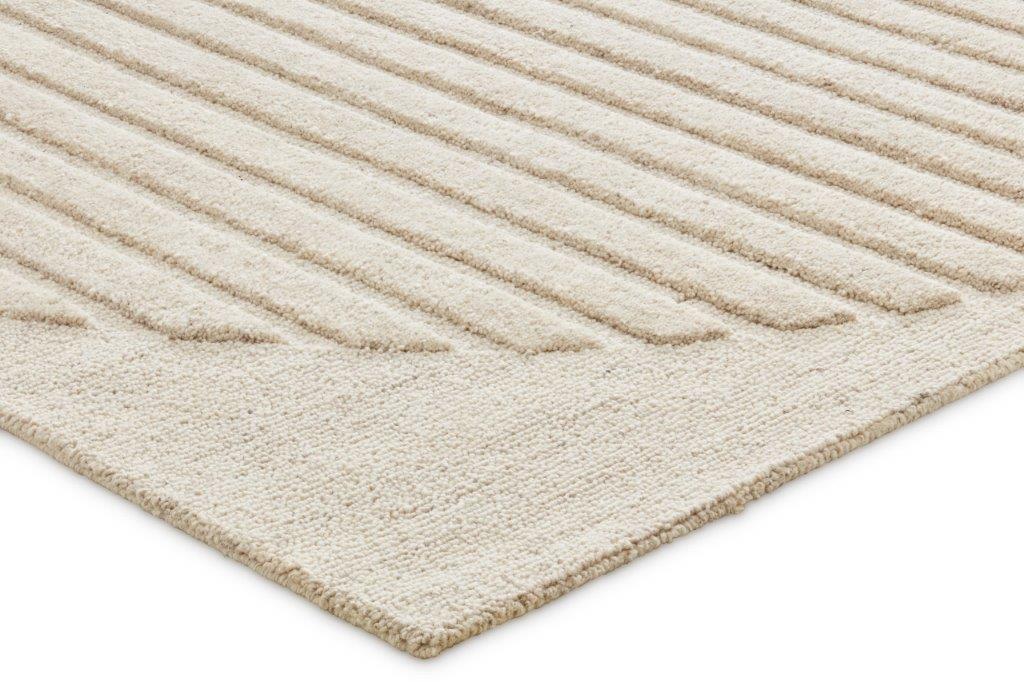 Een close-up van het Monza 815 Light Grey 170x230 tapijt toont het lichtgrijze gestructureerde oppervlak met verhoogde, gelijkmatig verdeelde horizontale strepen, gefotografeerd vanuit één hoek op een witte achtergrond.