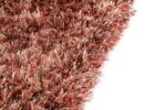 Close-up van het bruine shaggy tapijt New Paulo Peach 307 200x300 met dikke, getextureerde vezels tegen een witte achtergrond.