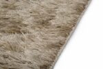 Close-up van het Arezzo ST Silver 119 200x300 tapijt, met de lange, zachte beige vezels en gestructureerde details tegen een witte achtergrond.