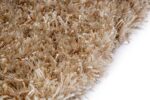 Close-up van het New Paulo Light Beige mix 126 vloerkleed (200x300 cm), met lange, dikke en ongelijkmatige beige vezels tegen een witte achtergrond.