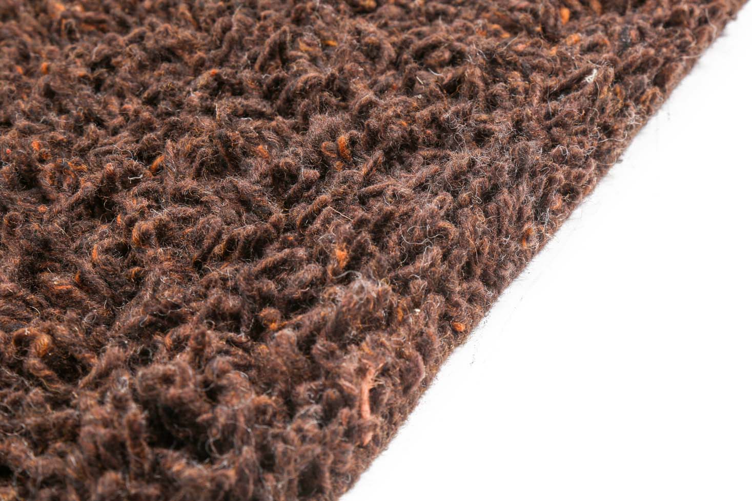 Close-up van de Berbero Lungo Natural Beige 522 deurmat (170x230) toont de bruine, gestructureerde gekrulde vezels tegen een witte achtergrond.