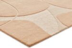 Een close-up van het Bolsena Lago Pink 250x225 vloerkleed toont het beige en lichtbruine geometrische patroon met verhoogde, gebogen vormen.